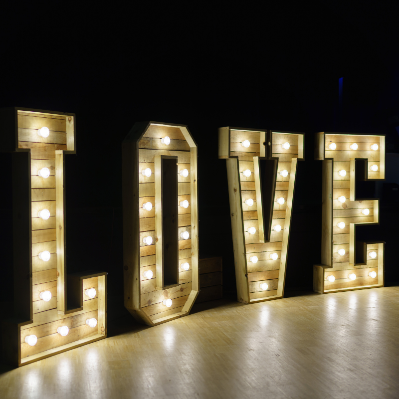 Lettres géantes avec lumières pour mariage